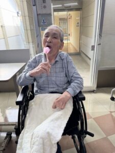 わたあめを食べる高齢者