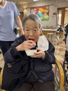 スイカを食べる高齢者