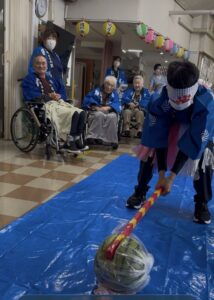 スイカ割りをする職員